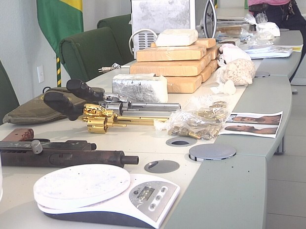 Polícia fecha dois laboratório de produção de drogas em Fortaleza e apreende armas e narcóticos (Foto: TV Verdes Mares/Reprodução)