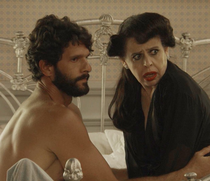 Tarzan e Safira são pegos com a 'boca na botija' (Foto: TV Globo)
