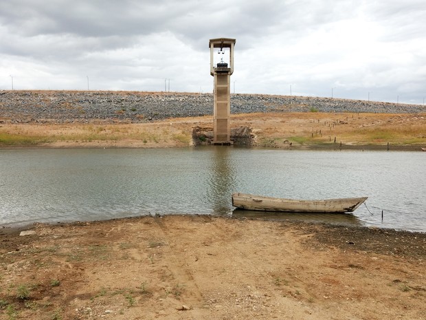 Com 15% da capacidade, Barragem Armando Ribeiro Gonçalves tem o nível mais baixo de água desde sua construção, em 1983 (Foto: Anderson Barbosa e Fred Carvalho/G1)