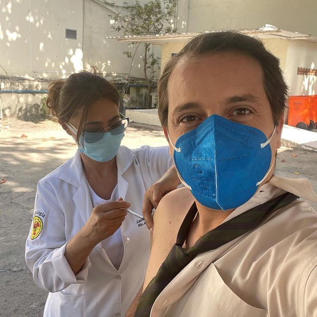 Gregório Duvivier é vacinado contra Covid-19 (Foto: Reprodução/Instagram)