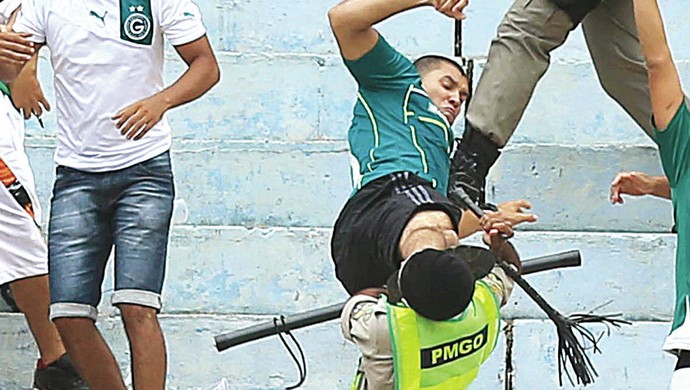 Agressão de torcedor do Goiás a policial (Foto: Wildes Barbosa / O Popular)