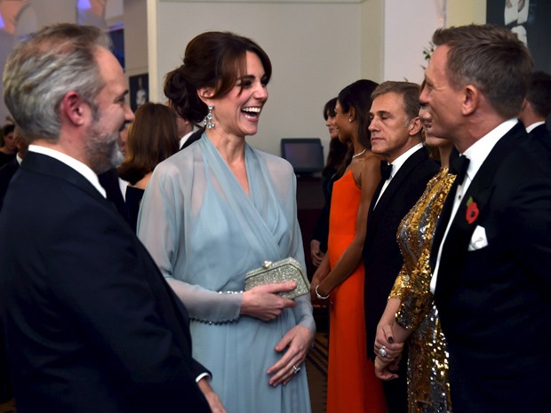 Duquesa de Cambridge, Kate Middleton, com membros do elenco do novo filme "Spectre", em Londres (Foto: REUTERS/Alan Davidson/Pool) Duquesa de Cambridge, Kate Middleton, com membros do elenco do novo filme "Spectre", em Londres (Foto: REUTERS/Alan Davidson/Pool)