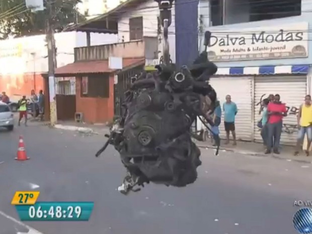 Motor do veículo foi retirado na manhã de quinta-feira (24) (Foto: Reprodução / TV Bahia)