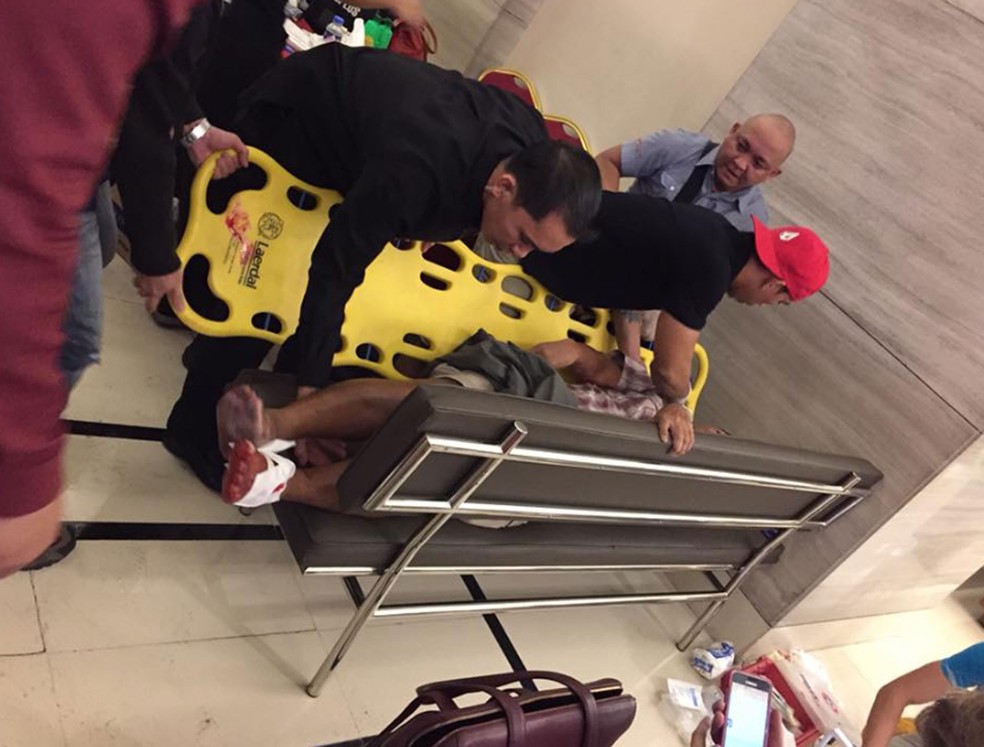 Imagem postada por usuário do Facebook mostra atendimento a pessoa ferida no Resorts World, nas Filipinas (Foto: Reprodução / Facebook / Tikos Low)