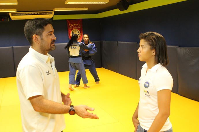 Sarah Menezes conversa com o treinador Expedito FalcÃ£o (Foto: Wenner Tito)