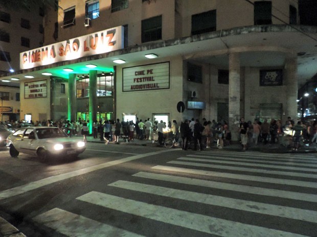 Muita gente reclamou do desconforto durante a espera pela abertura do Cine São Luiz. (Foto: Katherine Coutinho / G1) Muita gente reclamou do desconforto durante a espera pela abertura do Cine São Luiz. (Foto: Katherine Coutinho / G1)