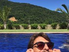 Brenno Leone e Giulia Costa se divertem em piscina