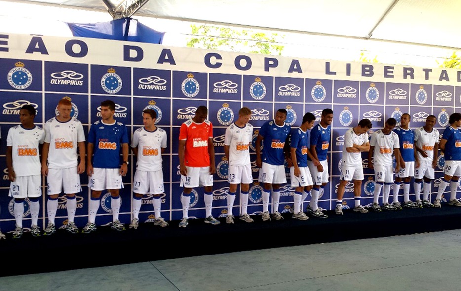 Com caminhões do exército, Cruzeiro apresenta camisa para Libertadores 20140207_125531_resized_95
