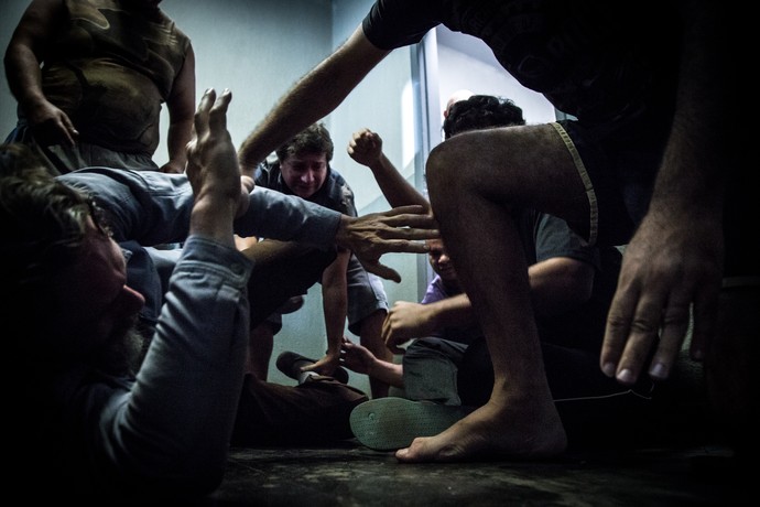 Os prisioneiros começam uma rebelião (Foto: Fabiano Battaglin/Gshow)