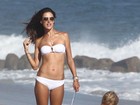 Alessandra Ambrósio exibe boa forma em dia de praia com o filho