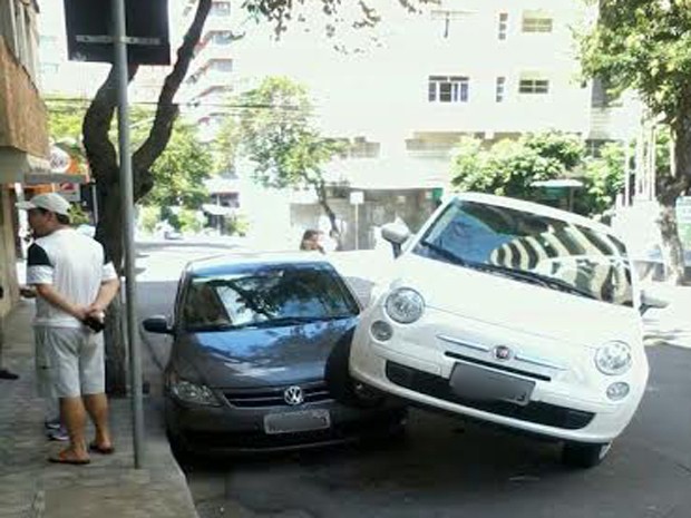 Mulher sobe em cima de carro durante manobra para estacionar em Divinópolis (Foto: Edson Coelho/Arquivo Pessoal) Mulher sobe em cima de carro durante manobra para estacionar em Divinópolis (Foto: Edson Coelho/Arquivo Pessoal)