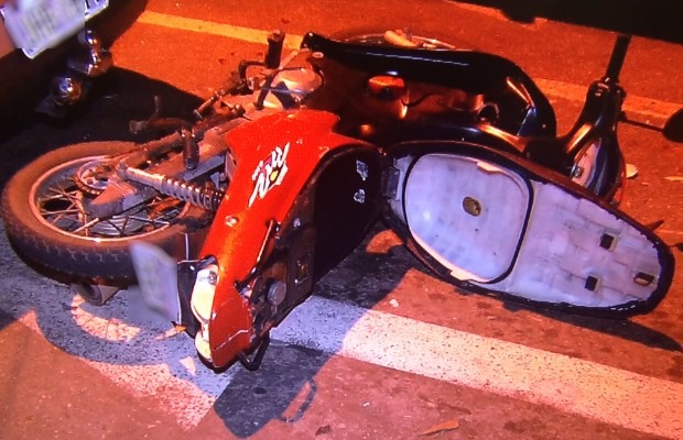 Motorista bateu contra a motocicleta do assaltante em Goiânia, Goiás (Foto: Reprodução/ TV Anhanguera)