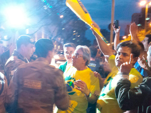 Manifestantes a favor e contra Lula batem boca em Belo Horizonte; PM precisou intervir para conter rápido tumulto (Foto: Igor Lage/G1)