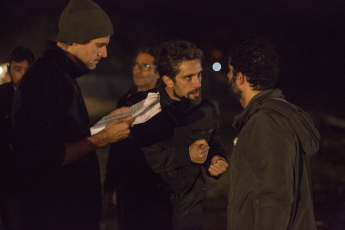 O diretor Leonardo Nogueira ensaia a cena com Rafael Cardoso e Felipe Mago (Foto: Felipe Monteiro/Gshow)