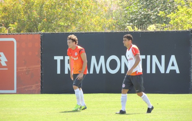 Ednei marca Forlán em treino do Inter (Foto: Tomás Hammes / GLOBOESPORTE.COM)