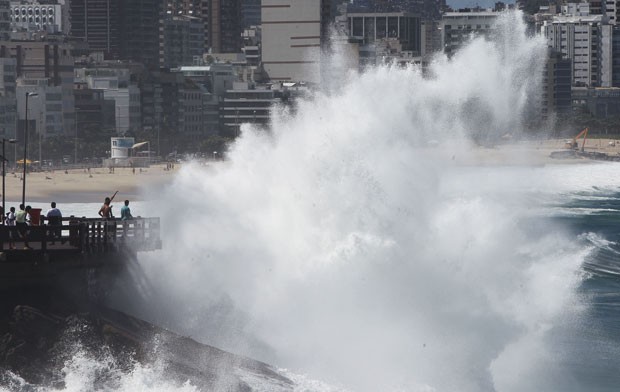 Fortes ondas do mar em ressaca cobrem o mirante do Leblon, na Zona Sul do Rio de Janeiro (Foto: João Laet/Agência O Dia/Estadão Conteúdo)