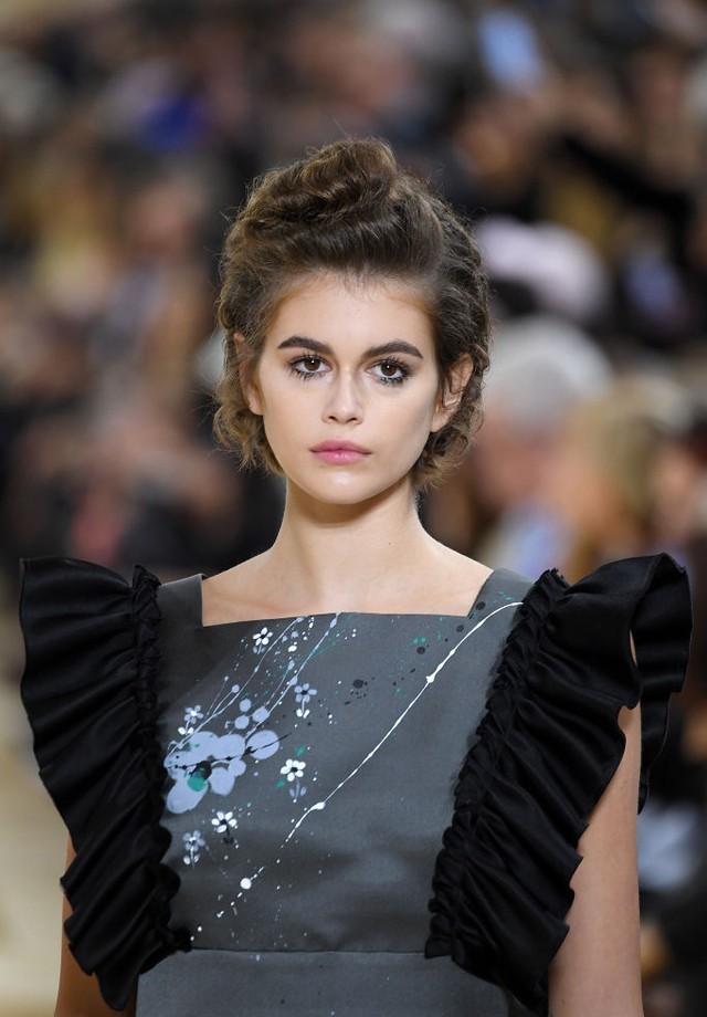 PARIS, FRANCE - OCTOBER 01: Kaia Gerber walks the runway during the Miu Miu Womenswear Spring/Summer 2020 show as part of Paris Fashion Week on October 01, 2019 in Paris, France. (Photo by Pascal Le Segretain/Getty Images) (Foto: Getty Images)