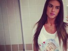 Em foto comportada, Nicole Bahls usa camiseta com estampa religiosa