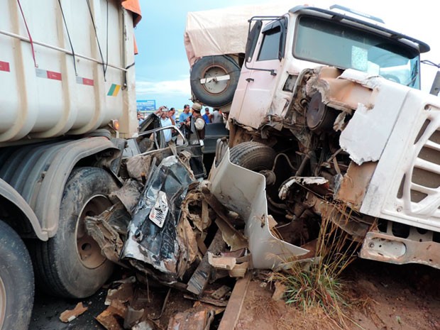 Carro foi imprensado por dois caminhões em acidente na Bahia (Foto: Sigi Vilares/Blog do Sigi Vilares)