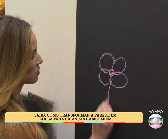 Ana Furtado desenha com giz na parede que virou lousa! (Foto: TV Globo)