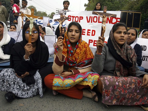 Mulheres cristãs protestam contra dois atentados a igrejas em Lahore, no Paquistão, neste domingo (15) (Foto: REUTERS/Mani Rana) Mulheres cristãs protestam contra dois atentados a igrejas em Lahore, no Paquistão, neste domingo (15) (Foto: REUTERS/Mani Rana)