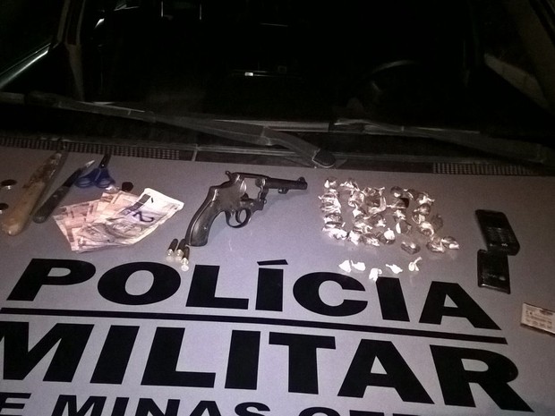 Cães encontraram drogas e arma em matagal (Foto: Polícia Militar/ Divulgação)