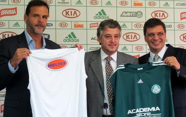 Basquete Palmeiras Ronaldo Faria Junior, (Dinho),diretor de esportes olimpicos, Paulo Nobre e Gaston Krause, diretor de franquias da Meltex (Foto: Gustavo Serbonchini)