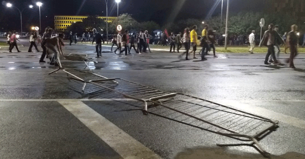 Manifestantes derrubaram grades de proteção em frente ao Palácio do Planalto (Foto: Marília Marques/G1)
