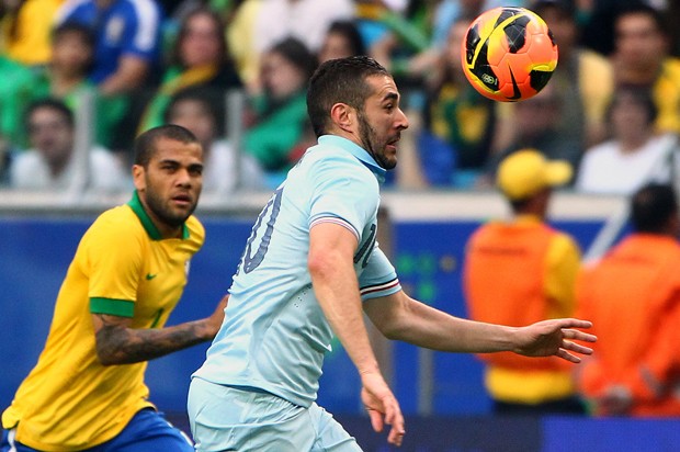 Jogador da França tenta cabecear a bola em partida amistosa contra o Brasil (Foto: Lucas Uebel/AFP)