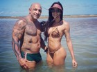 Aline Riscado e o marido exibem seus corpos saradões em praia