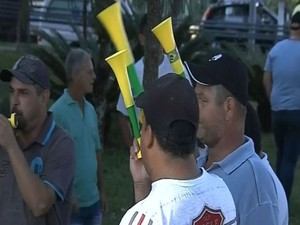 Servidores fizeram barulho em protesto (Foto: Reprodução / TV TEM)