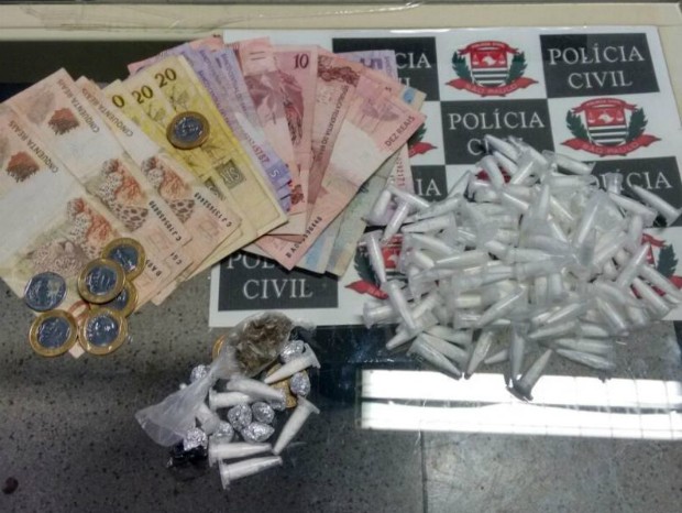 Porções de cocaína e mais de R$ 300 foram apreendidos (Foto: Divulgação/ Polícia Civil Boituva)