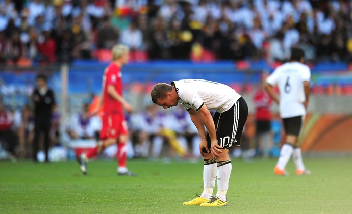 Podolski Alemanha e Servia copa do mundo 2010 (Foto: Getty Images)
