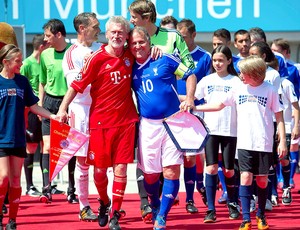 Zico e Paul Breitner no amistoso do Bayern de Munique com as estrelas mundiais antes da final da Liga dos Campeões (Foto: EFE)