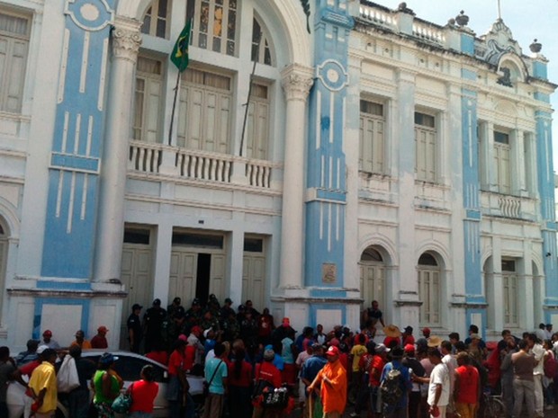 Depois do Incra, manifestantes do #RevoltadoBusão e MST seguiram para o Palácio Felipe Camarão, sede da Prefeitura de Natal (Foto: Igor Jácome/G1)