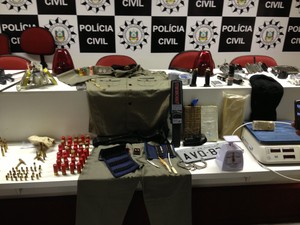 Polícia apreendeu drogas, fardamento da Brigada Militar, munição e material usado em assaltos a banco (Foto: Divulgação/Denarc) Polícia apreendeu drogas, fardamento da Brigada Militar, munição e material usado em assaltos a banco (Foto: Divulgação/Denarc)