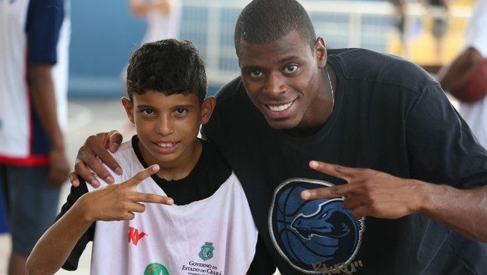NBB, jogadores, visita, Pirambu (Foto: Luiz Pires/FOTOJUMP)