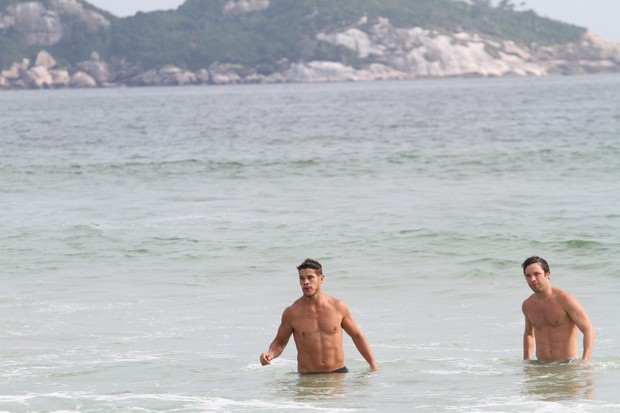 José Loreto na praia da Barra da Tijuca, RJ (Foto: Wallace Barbosa/AgNews)