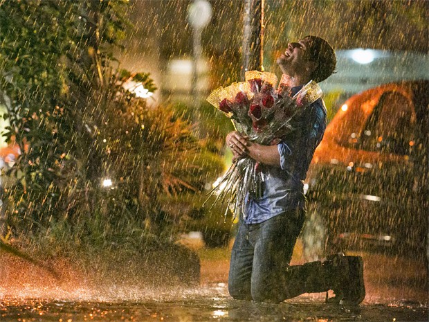 Murilo não desiste e grita para Alice, embaixo de muita chuva (Foto: Raphael Dias / Gshow)