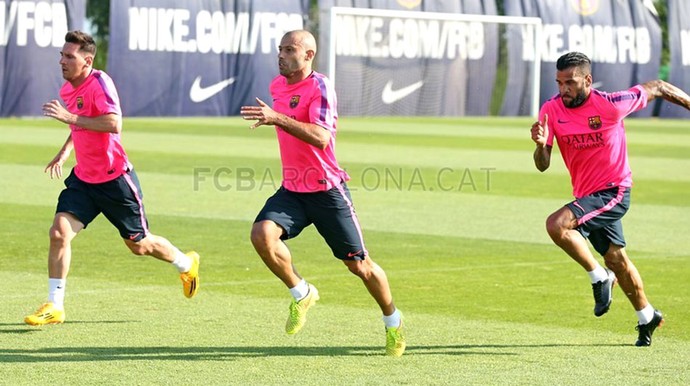Messi e Daniel Alves no treino do Barcelona (Foto: Divulgação / Site Oficial do Barcelona)