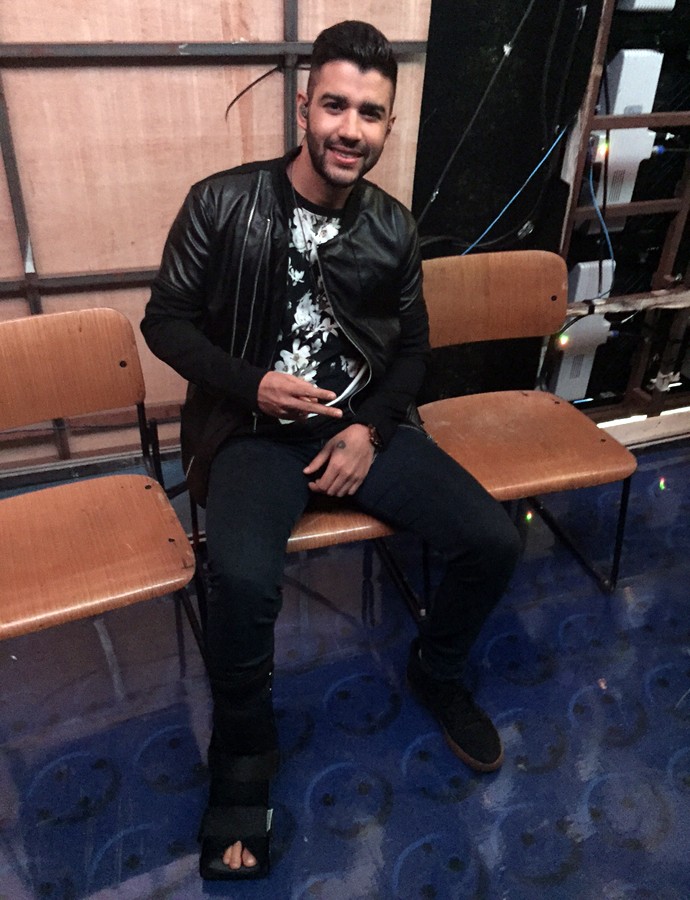Gusttavo Lima de bota ortopédica nos bastidores do 'Caldeirão' (Foto: Giuline Bastos / Gshow) Gusttavo Lima de bota ortopédica nos bastidores do 'Caldeirão' (Foto: Giuline Bastos / Gshow)