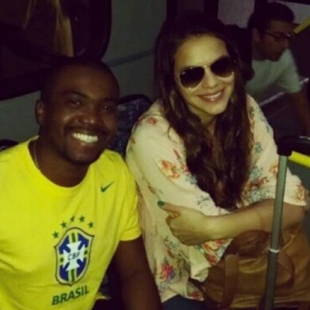 Bruna Marquezine tira foto com fã no aeroporto, antes de ir para Fortaleza  (Foto: Instagram / Reprodução)