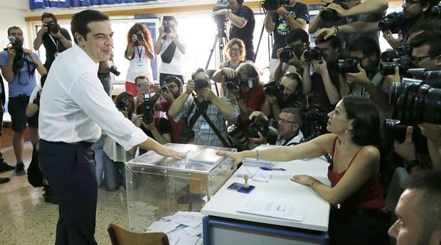 Alexis Tsipras vota em colègio eleitoral. Ele voltou a pedir que gregos optem pelo não (Foto: EFE)