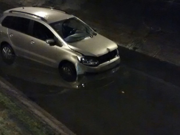 Carro caiu no canal em Santos, SP (Foto: G1)