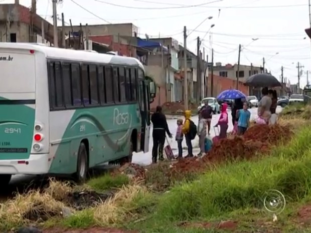 Para chegar até a escola crianças usam ônibus alugado pela prefeitura de sorocaba (Foto: Reprodução/TV TEM)