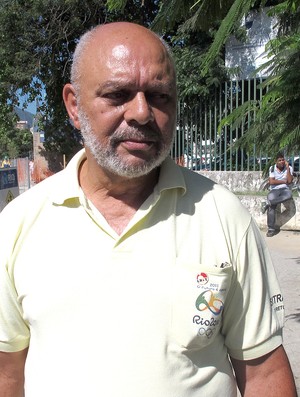 Nilson Duarte operários na porta do Maracanã  (Foto: Marcelo Baltar)