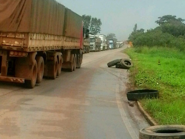 Trecho de rodovia perto de Comodoro foi liberado por caminhoneiros nesta segunda-feira (27). (Foto: Assessoria / PRF)