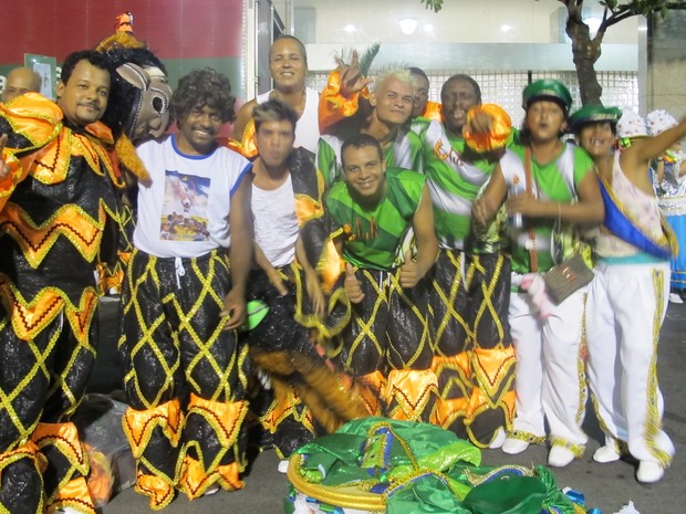 Reizado Flor do Oriente e Brilhante Flor do Oriente trouxeram mais de 100 integrantes para desfile do Império da Tijuca (Foto: Alba Valéria Mendonça/G1)