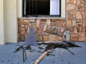 Suspeito quebrou janela e arrancou grade para roubar TV e aparelho de videoconferencia (Foto: Fernando Madeira/ A Gazeta)