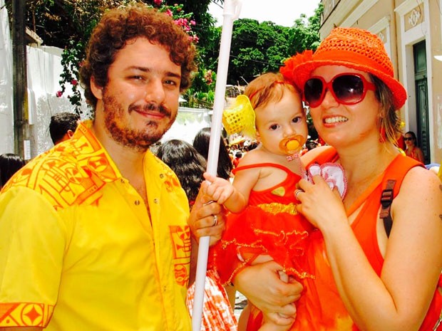 Para a chef Carol Medeiros, não existe Carnaval sem fantasia. Por isso, ela veste toda a família com roupas coloridas nesta época do ano e revela: tem um baú cheio de adereços usanos nos anos passados (Foto: Carol Medeiros/Acervo Pessoal)